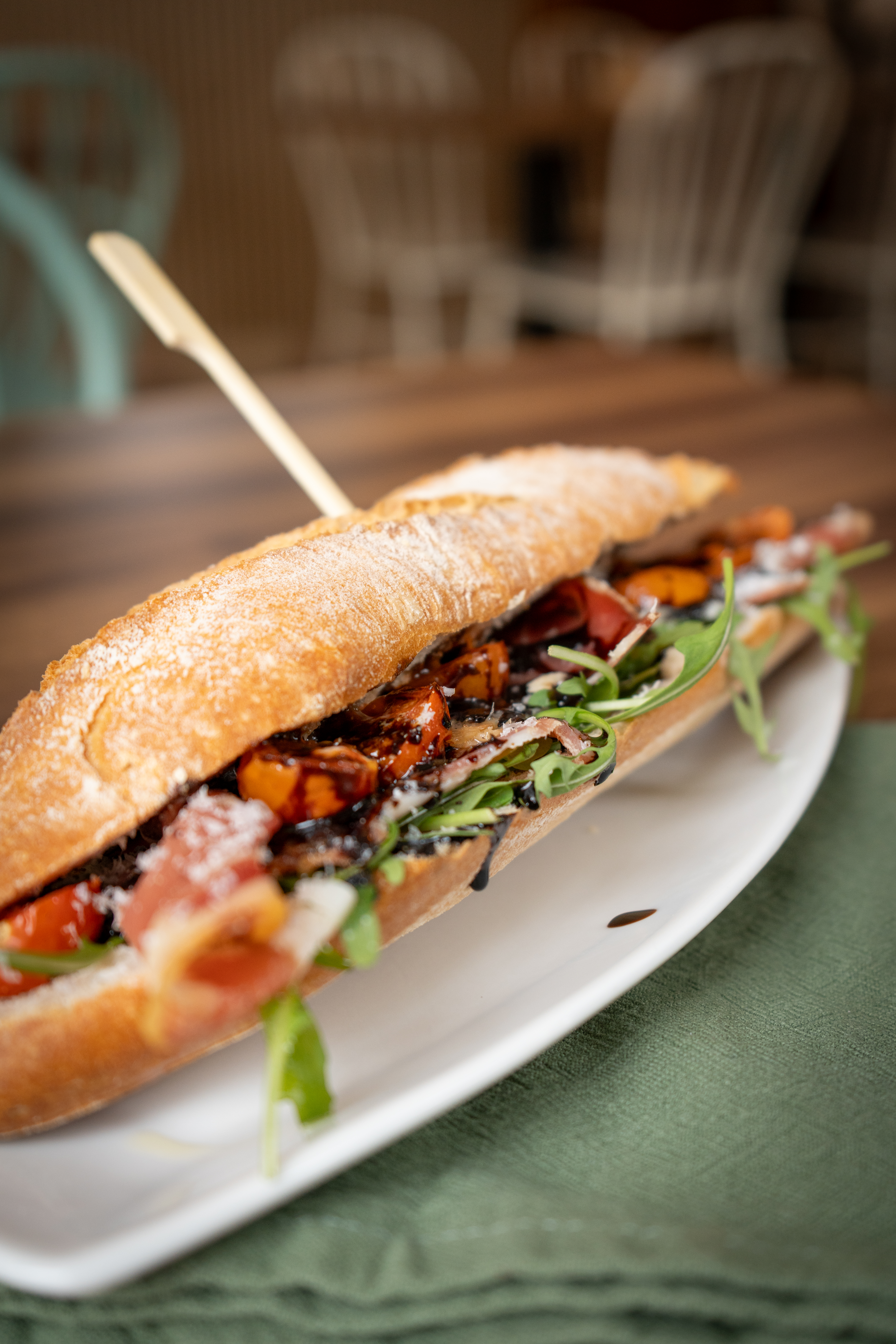Bocadillos artesnales rellena de ingredientes gourmet