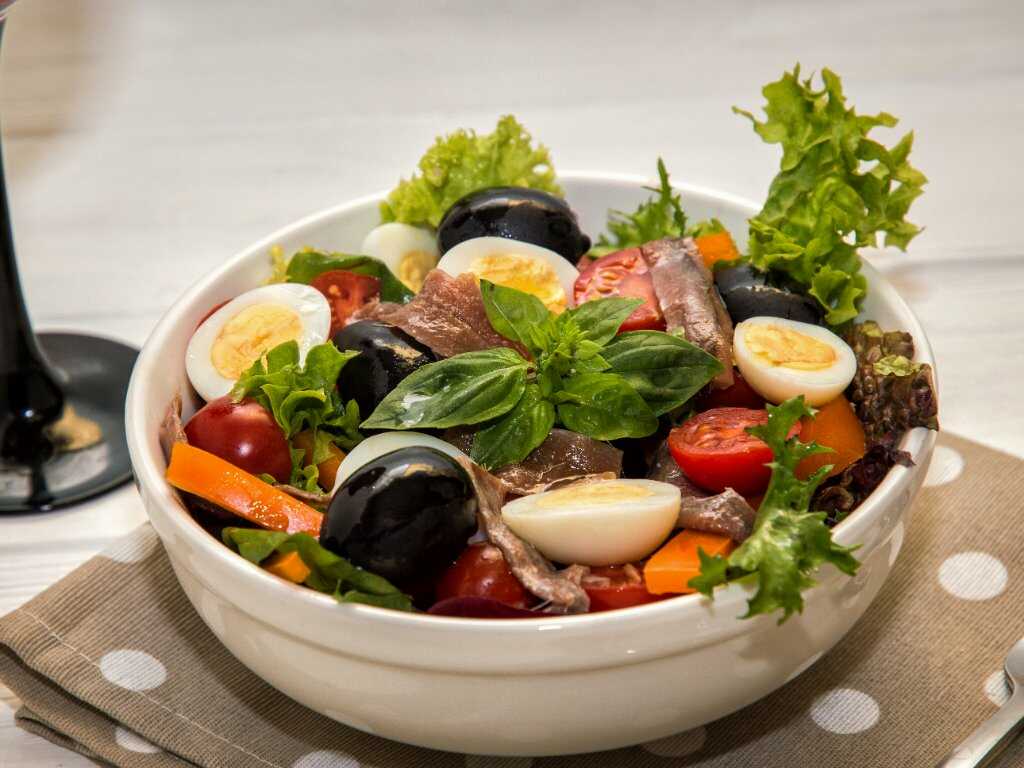 Ensaladas frescas con vegetales de temporada y aderezo casero