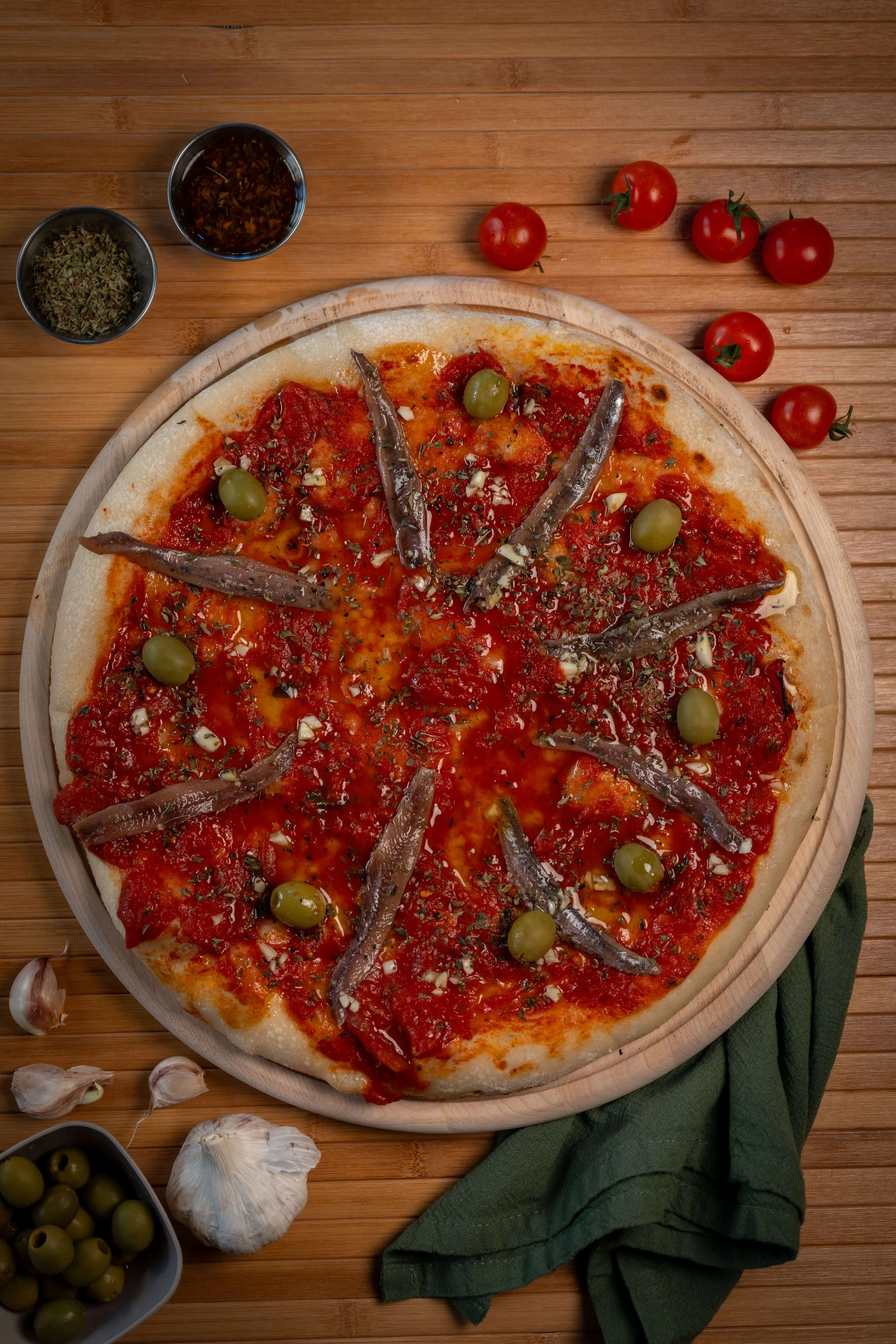 Pizza con anchoas del Cantábrico y ajo