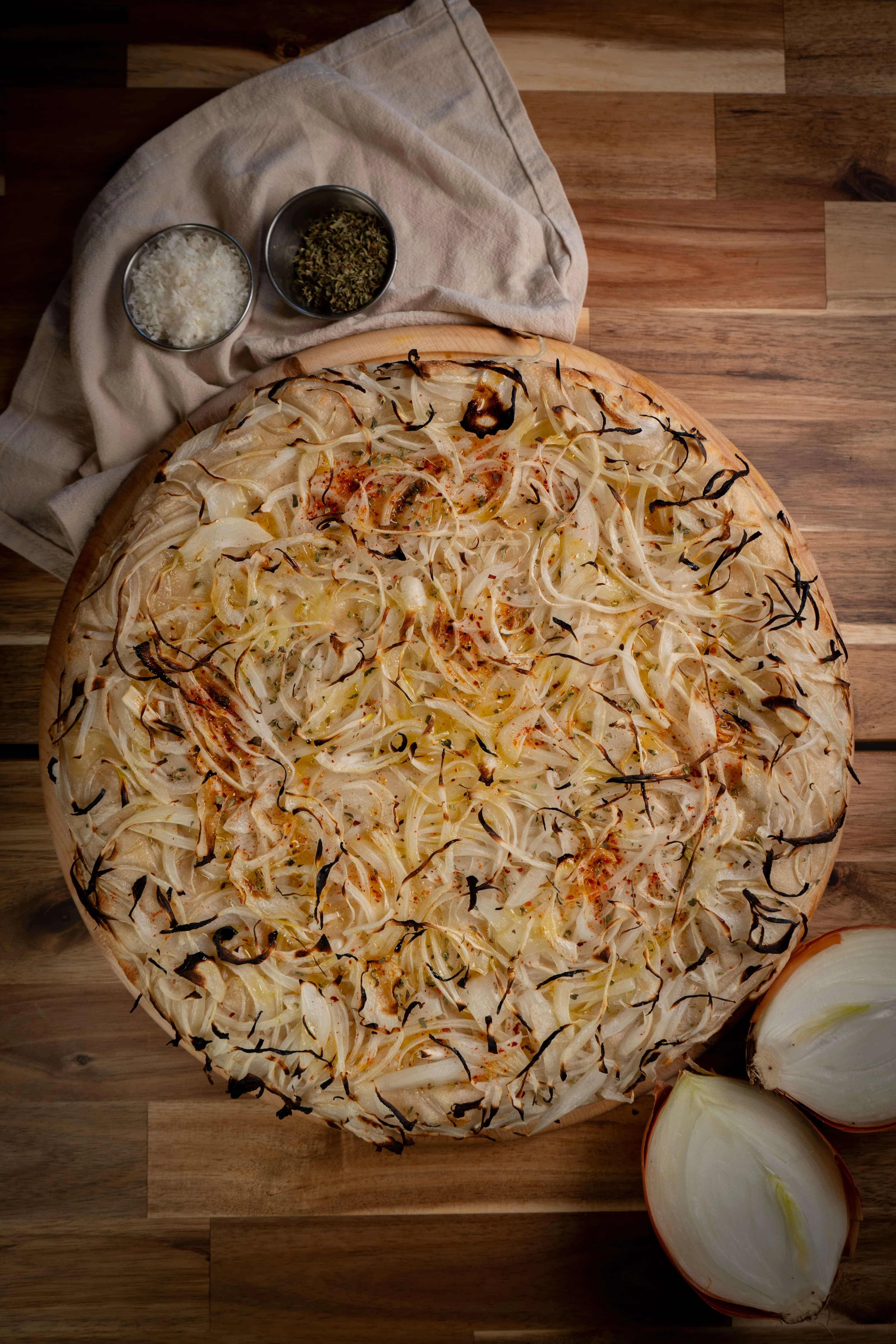 Pizza rellena de cebolla caramelizada y mozzarella