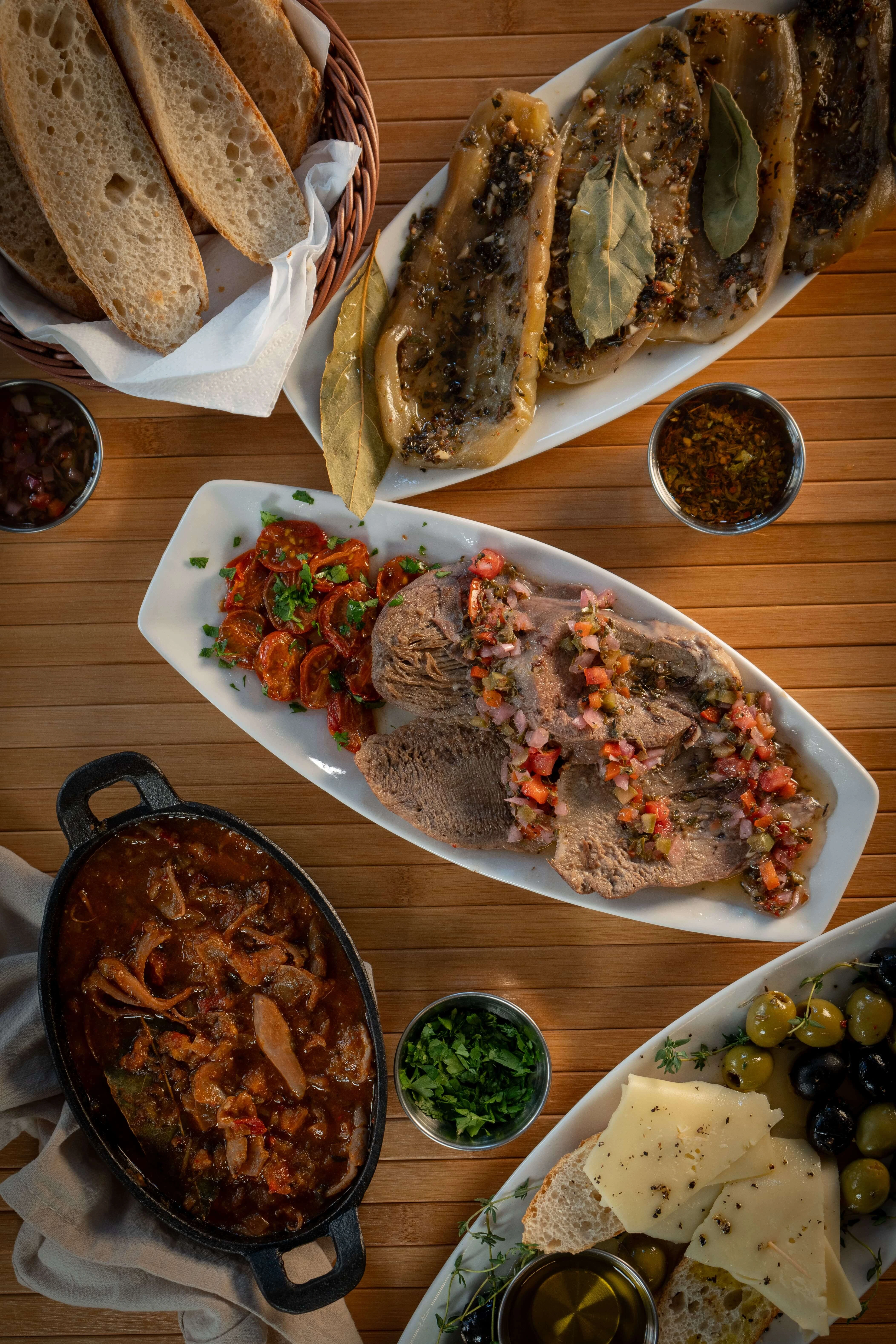 Tabla de tapas variadas con embutidos y quesos