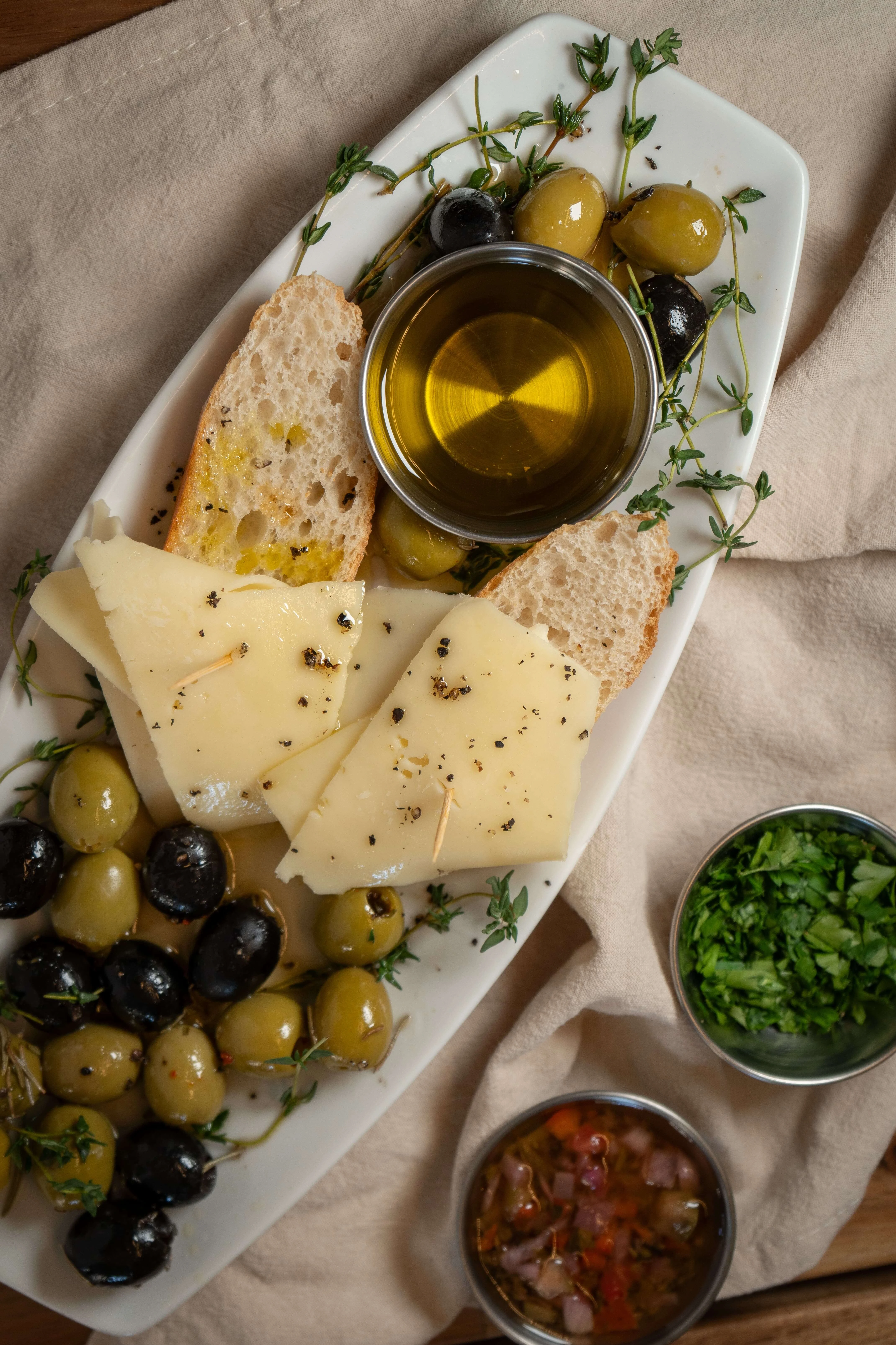 Tabla de quesos variados con confituras